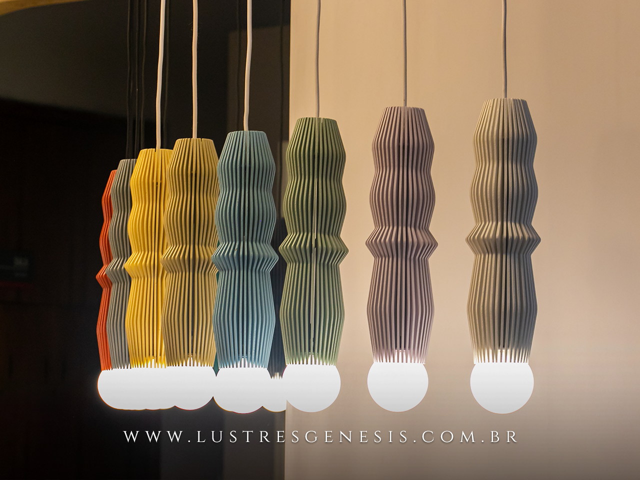 Pendente moderno com acabamento em lacas coloridas e vidro branco fosco, ideal para cabeceira de cama, balc&atilde;o de cozinha, quartos e lavabo.